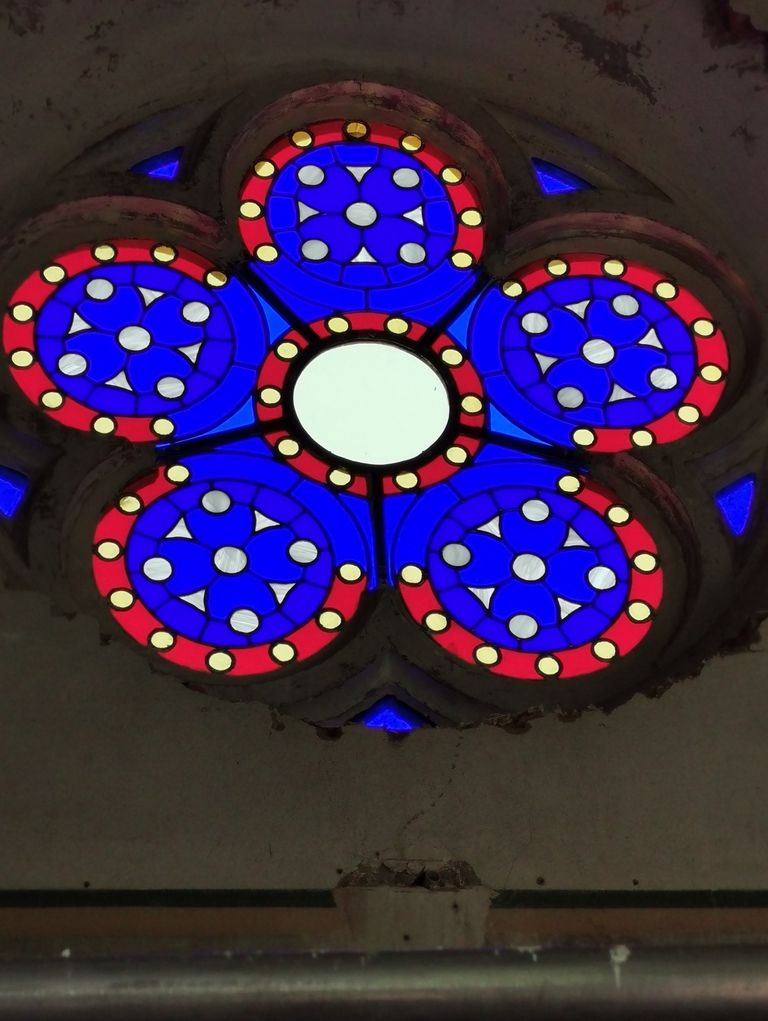Après intervention en restauration de l'Atelier Vitrail du Léman voici la rose de la Chapelle d'Etrembières sur site